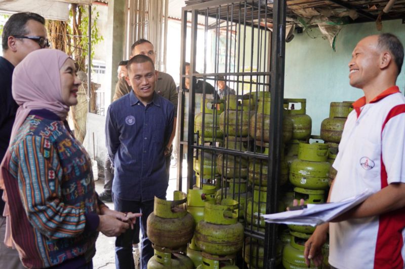 Dirut Pertamina Nicke Widyawati memantau salah satu pangkalan LPG 3 kg di Solo, Jawa Tengah, beberapa waktu lalu. ANTARA/HO-Humas Pertamina