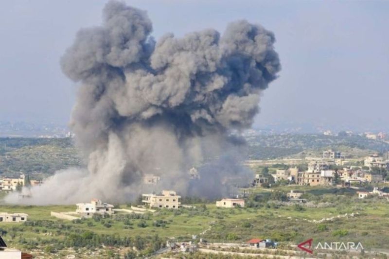 Kepulan asap tebal yang disebabkan oleh serangan Israel terlihat di Majdal Zoun, Lebanon (15/4/2024). (ANTARA FOTO/Xinhua/Ali Hashisho/aww.)