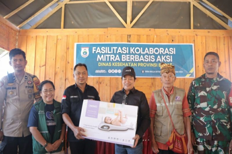 Kepala Dinas Kesehatan Provinsi Sulbar drg Asran Masdy (tiga dari kanan) saat menyerahkan alat timbang kepada posyandu di Desa Balla Satanetean, Kecamatan Balla, Kabupaten Mamasa. ANTARA/HO/Diskominfo Sulbar