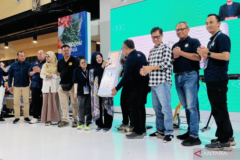 Peluncuran aksi 16 to 24, dalam peringatan Hari Ozon Sedunia oleh Dirjen PPI KLHK di Mal Botani Square Kota Bogor, Senin (16/9/2024). (ANTARA/Shabrina Zakaria)