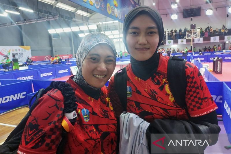 Atlet tenis meja senior Christine Ferliana (kiri) bersama pasangan ganda putri yang juga anak sulungnya Cindy Marcella Putri. (ANTARA/Aditya Ramadhan)