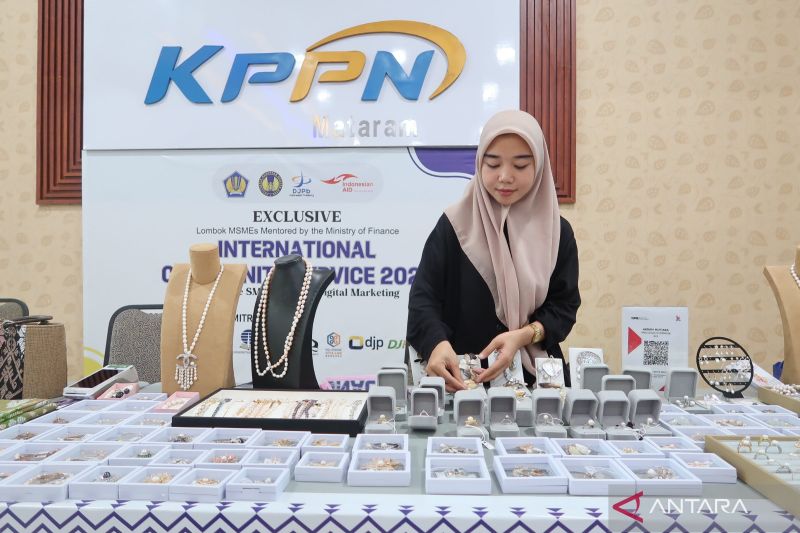 Penjual menunjukkan perhiasan dari mutiara yang dipamerkan dalam acara pengabdian masyarakat internasional bertajuk UMKM Inovatif Menuju Pemasaran Digital di Aula KPPN Mataram, Kota Mataram, Nusa Tenggara Barat, Jumat (13/9/2024). ANTARA/Sugiharto Purnama