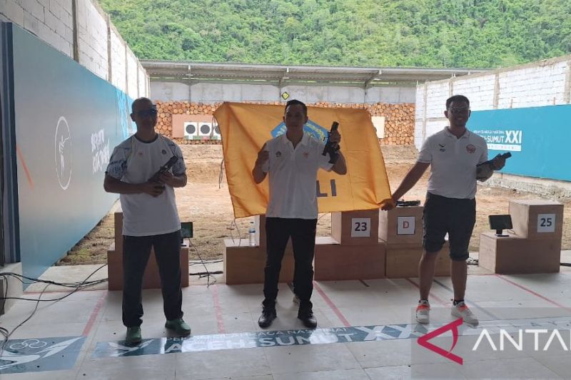 Atlet menembak Provinsi Bali Dewa Putu Yadi Suteja yang meraih medali emas foto bersama dengan atlet peraih medali perak dan perunggu (ANTARA/M Ifdhal)
