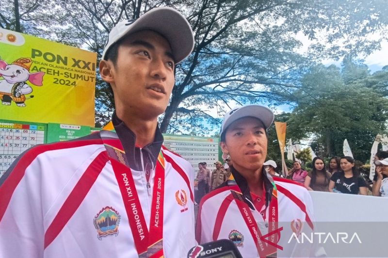 Dua atlet golf dari Jawa Tengah, Amadeus Christian (kiri) dan Nicolas Angga (kanan) yang tergabung dalam tim foursome putra pada pertandingan PON XXI Aceh Sumutv 2024 saat ditemui usai upacara penghormatan pemenang (UPP) di Royal Sumatra Golf Course, Medan, Sumatera Utara, Senin (16/9/2024). (ANTARA/Agatha Olivia Victoria)
