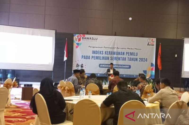 Bawaslu Provinsi Kepulauan Bangka Belitung memaparkan hasil pemetaan potensi kerawanan selama tahapan Pilkada 2024 kepada para wartawan di Kota Pangkalpinang. (Antara/Elza Elvia)