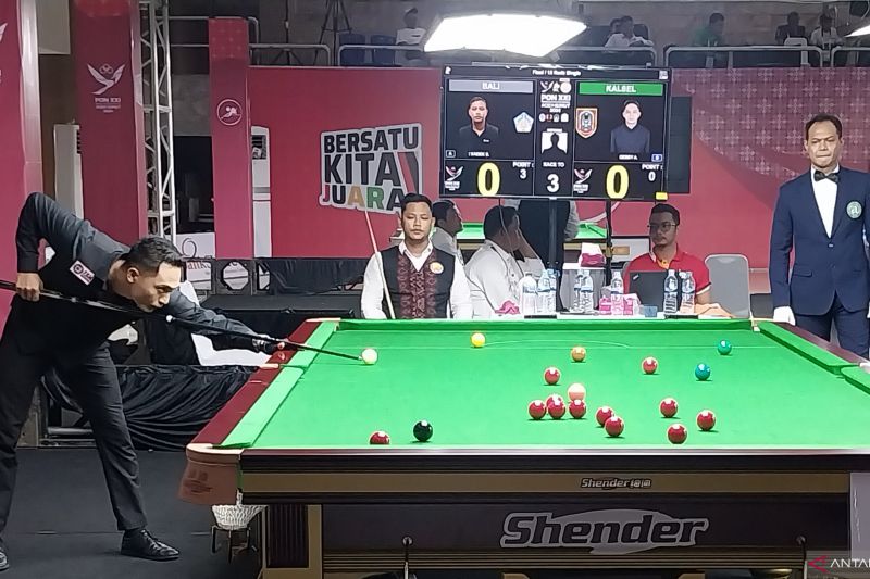 Pebiliar dari tim Kalimantan Selatan Gebby Adi Wibaya Putra membidik bola pada laga final nomor snooker 15 reds ball single putra cabang biliar PON Aceh-Sumut 2024 di Pardede Hall, Medan, Senin (16/9/2024). Gebby berhasil meraih medali emas setelah memenangkan laga melawan wakil Bali I Kadek Sugiarta dengan skor akhir akhir 3-1. (ANTARA/Aloysius Lewokeda)