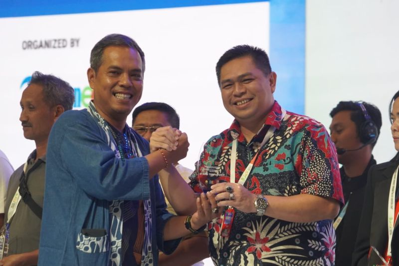 Pelaksana Tugas (Plt) Direktur Jenderal Perkebunan, Heru Tri Widarto (kiri) saat menghadiri penutupan Perkebunan Indonesia Expo (Bunex) 2024 yang diselenggarakan di ICE BSD Tangerang, Banten, Sabtu (14/9/2024). ANTARA/HO-Bunex