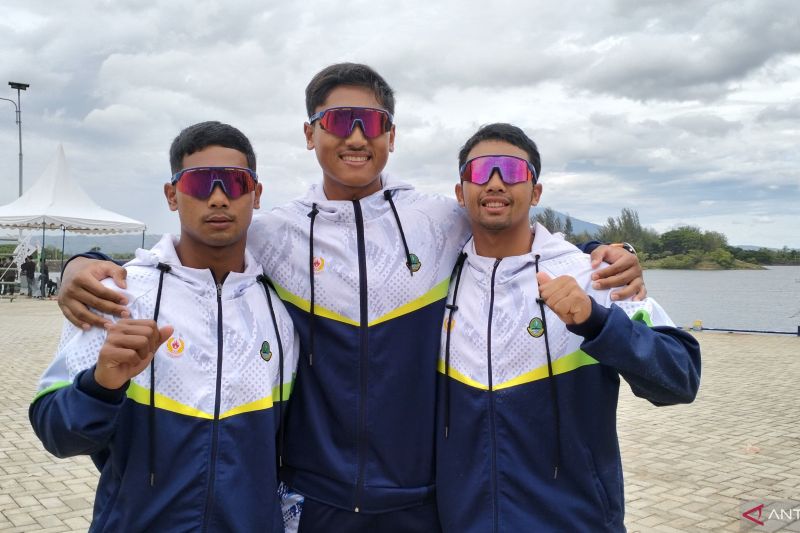 Dede Sunandar (kanan), Indra Hidayat (tengah) dan Wandi (kiri) atlet peraih lima medali emas pada cabang olahraga dayung Pekan Olahraga Nasional (PON) XXI berfoto bersama usai bertanding di Bendungan Keuliling, Kabupaten Aceh Besar, Senin (16/9/2024). ANTARA/Muhammad Zulfikar.