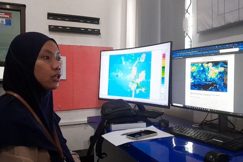 Petugas Prakirawan Cuaca Kantor Badan Meteorologi, Klimatologi dan Geofisika (BMKG) Stasiun Meteorologi Kelas I Sultan Baabullah Ternate, Senin (16/9/2024). ANTARA/Abdul Fatah (Abdul Fatah)
