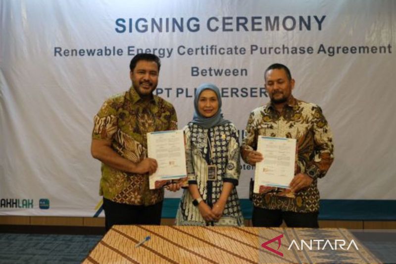 GM PLN UIW Babel Dini Sulistyawati (tengah) menyaksikan penandatanaganan dan penyerahan berita acara pembelian REC salah satu perusahaan smelter di Bangka. (ANTARA/HO-Humas PLN UIW Babel.)
