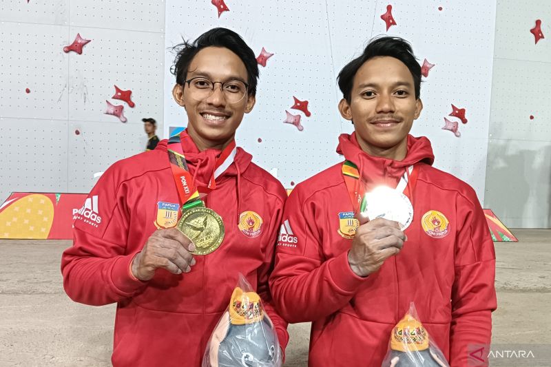 Raviandi Ramadhan (kiri) dan Ravianto Ramadhan, atlet kontingen Papua yang masing-masing meraih medali emas dan perak nomor boulder perorangan putra pada PON XXI Aceh-Papua 2024, di Banda Aceh, Senin (16/9/2024). (ANTARA/Zuhdiar Laeis)