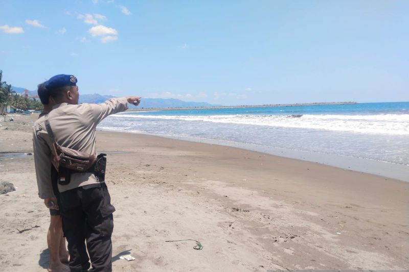 Pesonel Satpolairud Polres Sukabumi saat melakukan penyisiran di sekitar lokasi tenggelamnya seorang pelajar bernama Lang Lang Buana (17) asal Kampung Kadupugur, Desa Kadudampit, Kabupaten Sukabumi, Jabar di Pantai Cipatuguran, Kelurahan/Kecamatan Palabuhanratu pada Senin (16/9/2024). ANTARA/Aditya Rohman