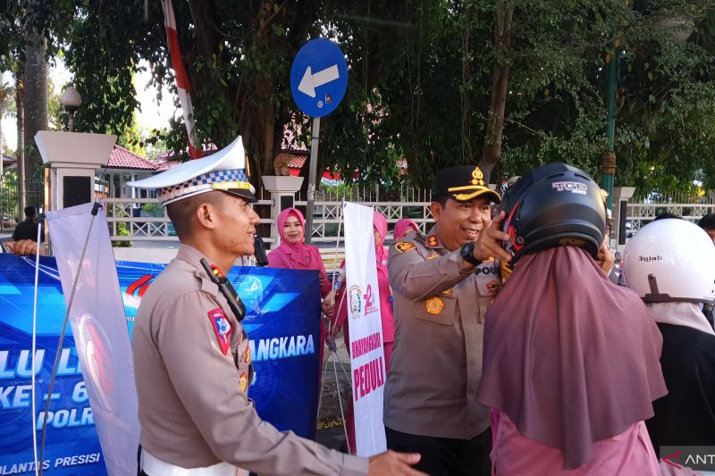 Kapolres Sukabumi AKBP Samian saat memberikan helm SNI gratis kepada pengendara sepeda motor yang melintas di Jalan Siliwangi, Kecamatan Palabuhanratu, Kabupaten Sukabumi, Jabar pada Senin (16/9/2024). ANTARA/Aditya Rohman