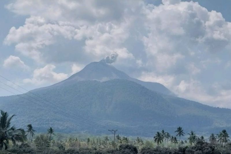 Penampakan gunung Ile Lewotobi Laki-Laki di Kecamatan Wulanggitang, Kabupaten Flores Timur. ANTARA/Ho-PVMBG