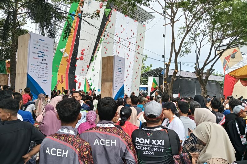 Penonton memadati Arena Panjat Tebing, Kompleks Stadion Harapan Bangsa, Banda Aceh, Aceh, menyaksikan para atlet berlaga di Pekan Olahraga Nasional (PON) Aceh-Sumatra Utara. (ANTARA/Zuhdiar Laeis)