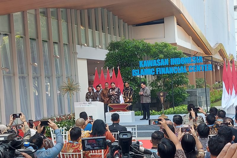 Presiden Joko Widodo didampingi Menteri BUMN Erick Thohir, Menteri Koordinator Bidang Perekonomian Airlangga Hartarto, dan sejumlah praktisi ekonomi syariah nasional memukul gamelan sebagai visualisasi peresmian Kawasan Indonesia Islamic Financial Center di Menara Danareksa, Jalan Medan Merdeka Selatan, Jakarta Pusat, Selasa (17/9/2024). ANTARA/Andi Firdaus