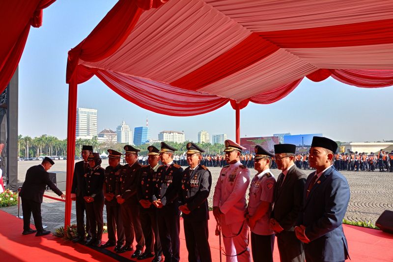 Penjabat (Pj) Gubernur DKI Jakarta Heru Budi Hartono bersama jajaran Pemerintah Provinsi (Pemprov) DKI Jakarta usai Upacara Hari Perhubungan Nasional (Harhubnas) Tahun 2024 Tingkat Provinsi DKI Jakarta di kawasan Monumen Nasional (Monas), Jakarta Pusat, Selasa (17/9/2024). (ANTARA/Siti Nurhaliza)