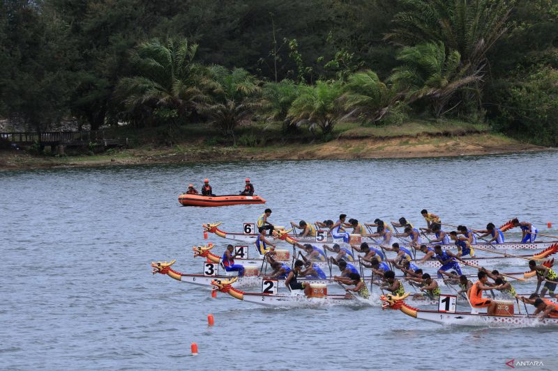 Sejumlah atlet dayung perahu naga saling memacu perahu di Bendungan Keuliling, Aceh Besar, Senin (16/9/2024). ANTARA/Muhammad Zulfikar.