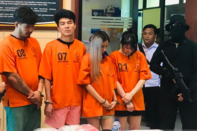 Badan Narkotika Nasional Provinsi Bali menunjukkan dua orang WNA asal Thailand dan dua WNI terlibat jaringan narkoba Thailand-Bali saat konferensi pers di Denpasar, Bali, Selasa (17/9/2024). ANTARA/Rolandus Nampu