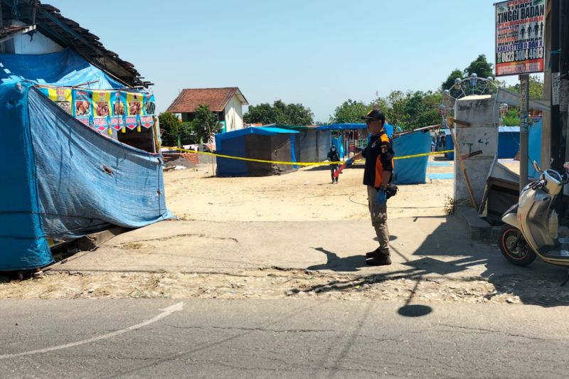 Seorang petugas Kepolisian tengah melakukan olah kejadian perkara kasus penusukan. Peristiwa hukum hingga korbannya meninggal dunia terjadi di Lapangan Desa Kedungwinong, Kecamatan Sukolilo, Kabupaten Pati, Jawa Tengah yang terjadi pada Kamis (12/9/2024) malam. (ANTARA/HO-Polisi.)