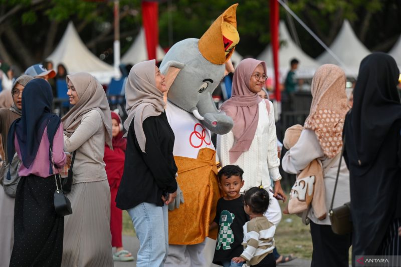 Pengunjung berfoto dengan maskot PON saat mengunjungi PON Expo di Lapangan Blang Padang, Banda Aceh, Aceh, Minggu (15/9/2024). ANTARA FOTO/Wahyu Putro A/pras (ANATRA FOTO/WAHYU PUTRO A)