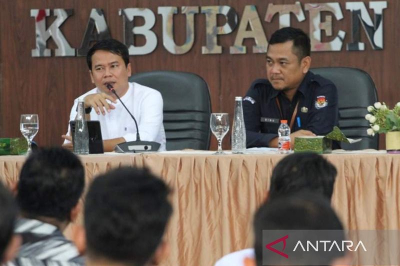 Ketua Divisi Sosdiklih, Parmas, dan SDM pada KPU Kabupaten Bekasi Burani (kiri) memberikan keterangan media di kantor KPU setempat, Jalan Raya Rengas Bandung, Karangsambung, Kecamatan Kedungwaringin, Selasa (17/9/2024). ANTARA/Pradita Kurniawan Syah