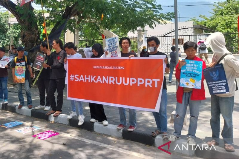Puluhan masa aksi tergabung dalam Aliansi Rakyat Sulteng menggelar aksi damai di depan kantor DPRD Sulteng, Selasa (17/9/2024). (ANTARA/Tim PPL UIN Palu)