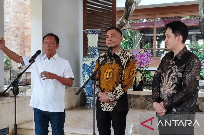 Mantan Gubernur DKI Jakarta Sutiyoso didampingi pasangan calon gubernur dan wakil gubernur DKI Jakarta Dharma Pongrekun-Kun Wardana saat memberikan keterangan pers usai menerima kunjungan Dharma-Kun di kediamannya, di Jalan Raya Kalimanggis, Kelurahan Jatikarya, Kecamatan Jatisampurna, Bekasi, Jawa Barat, Selasa (17/9/2024). ANTARA/Syaiful Hakim