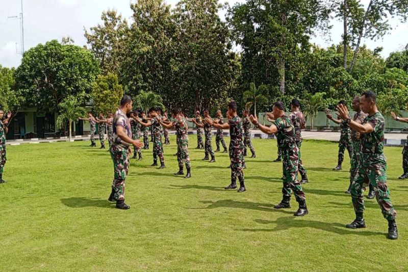 Prajurit Kodim 1312/Talaud saat melaksanakan latihan bela diri taktis. ANTARA/HO-Pendim 1212 Talaud (1)