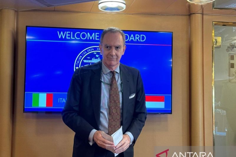 Duta Besar Italia untuk Indonesia Benedetto Latteri berbicara dalam konferensi pers saat kunjungan Satuan Gugus Tempur Angkatan Laut Italia di Jakarta, Selasa (17/9/2024). (ANTARA/Cindy Frishanti)