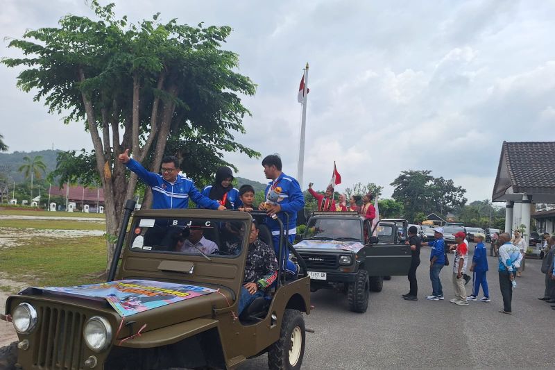 Arak-arakan keliling Kota Sungailiat atlet peraih medali emas PON XXI 2024, Selasa (17/9/2024) (ANTARA/Kasmono)
