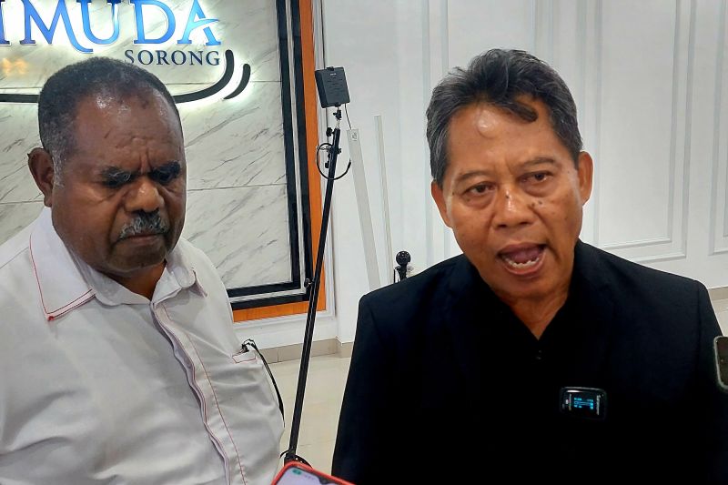 Rektor Unimuda Sorong Rustamadji dan Bupati Asmat Elisa Kambu saat diwawancarai ANTARA di Kampus Unimuda Sorong, Senin (16/9/2024) (ANTARA/Yuvensius Lasa Banafanu)