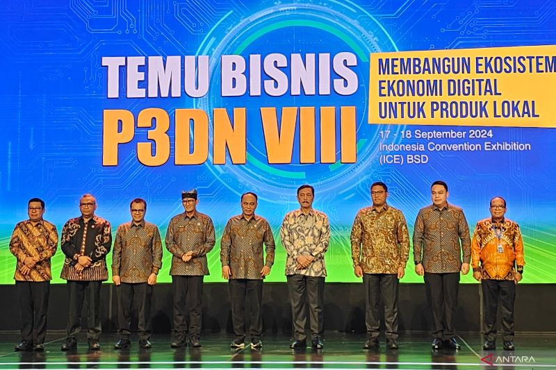 Peresmian acara Temu Bisnis Peningkatan Penggunaan Produk Dalam Negeri (P3DN) VIII yang diselenggarakan oleh Kementerian Kominfo dan Kementerian Pertanian di ICE BSD, Kabupaten Tangerang, Selasa (17/9/2024). Acara ini dihadiri oleh Menteri Marves Luhut Binsar Pandjaitan, Menteri Komunikasi dan Informatika Budi Arie Setiadi, Menteri Pariwisata dan Ekonomi Kreatif Sandiaga Uno, Wakil Menteri Pertanian Sudaryono, Wakil Menteri Komunikasi dan Informatika Nezar Patria, dan Wakil Menteri Komunikasi da