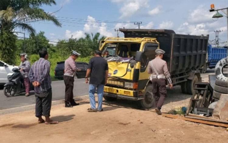 Anggota Satlantas Polres Kotim saat menangani kecelakaan truk di Jalan Jenderal Sudirman Km 4, Kecamatan MB Ketapang, Kabupaten Kotim. (FOTO: IST)
