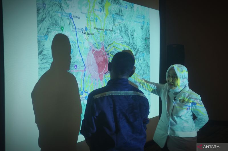 BMKG Head Dwikorita Karnawati (right) in a coordination meeting on the impact of the cold lava flow in Bukittinggi, West Sumatra, on Wednesday (May 15, 2024). (ANTARA/M Riezko Bima Elko Prasetyo)