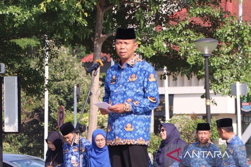 Kepala Badan Kepegawaian dan Pengembangan Sumber Daya Manusia Kabupaten Bekasi Endin Samsudin saat memimpin upacara Korpri di Lapangan Plasa Pemkab Bekasi, Selasa(17/09/2024) (ANTARA/Pradita Kurniawan Syah).