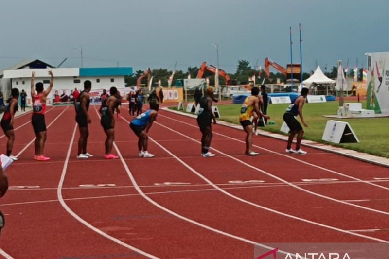 Para atlet yang sedang bersiap untuk mengikuti lomba lari 4x400 meter mixed PON 2024 (ANTARA/Juraidi)