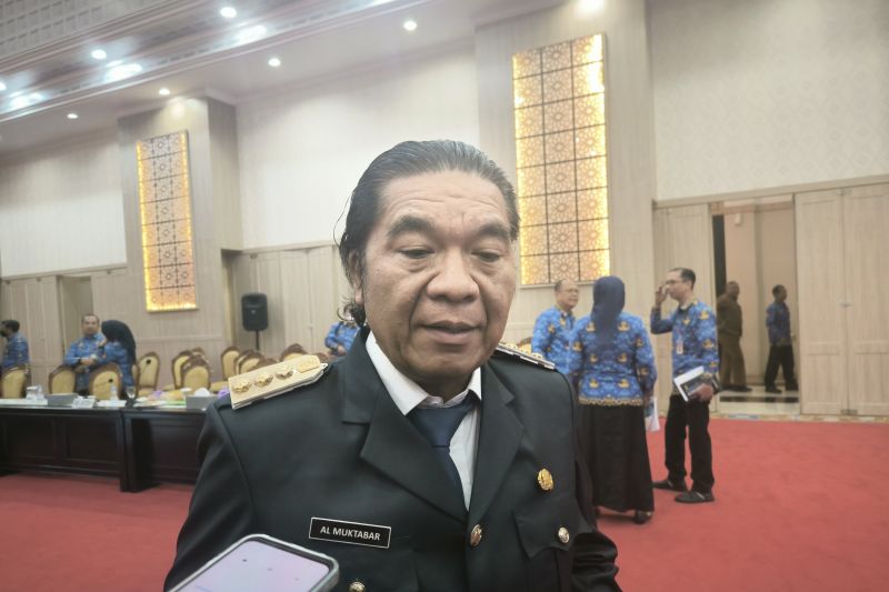 Penjabat Gubernur Banten Al Muktabar. (ANTARA/Devi Nindy)