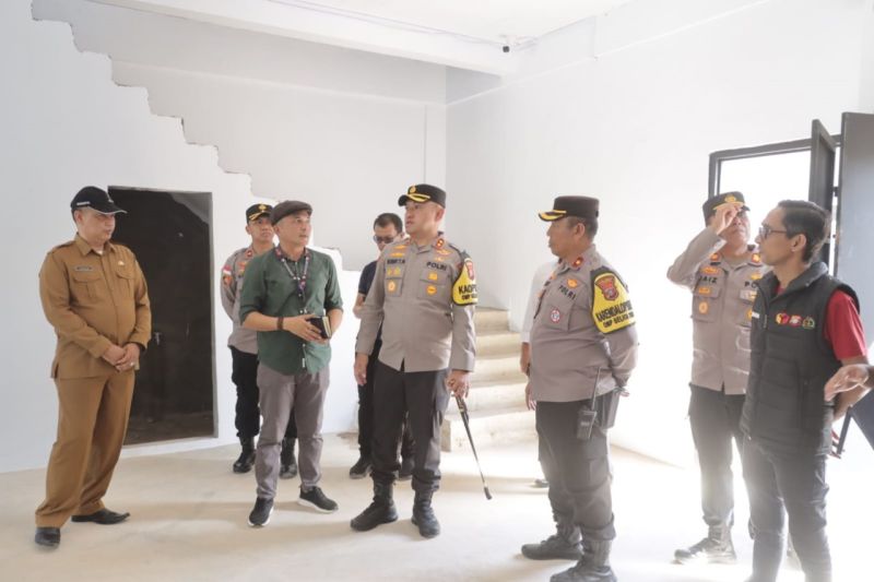 Kapolres Karimun AKBP Robby Topan Manusiwa didampingi jajaran mengecek gudang logistik Pilkada 2024 di KPU Karimun, Kepulauan Riau, Selasa (17/9/2024). (ANTARA/HO-Polres Karimun)