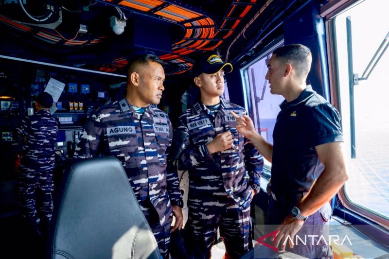 Beberapa perwira TNI Angkatan Laut dari Satuan Kapal Eskorta Komando Armada II yang merupakan calon pengawak kapal PPA buatan Fincantieri Italia mempelajari operasional PPA milik Angkatan Laut Italia ITS Raimondo Montecuccoli saat kapal berlayar dari Okinawa, Jepang, menuju Jakarta, pada pekan pertama sampai pekan kedua September 2024. ANTARA/HO-Dinas Penerangan TNI Angkatan Laut.