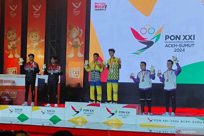 Para peraih medali di cabang esport nomor efoootball di Medan International Convention Center (MICC) pada Selasa (17/9/2024). ANTARA/Ilham Kausar