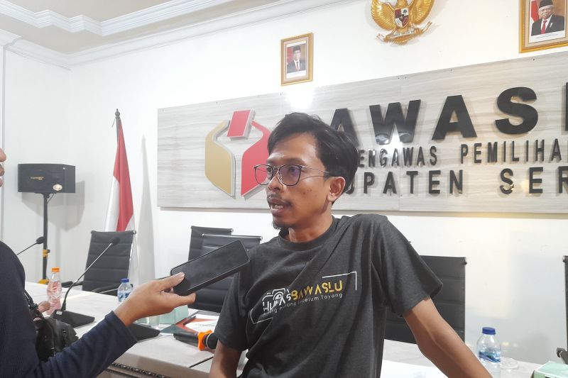 Anggota Bawaslu Kabupaten Serang Ari Setiawan, di Serang, Banten, Selasa (17/9/2024). (ANTARA/Desi Purnama Sari)