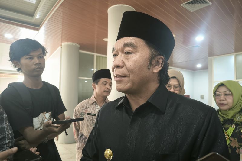 Penjabat Gubernur Banten Al Muktabar ditemui usai rapat paripurna DPRD Banten, Serang, Kamis (12/9/2024). (ANTARA/Devi Nindy)