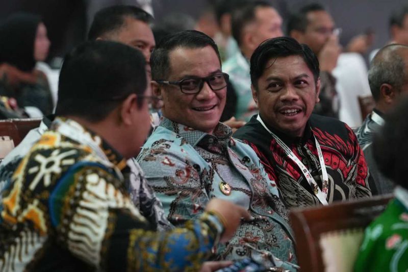 Penjabat Sekda Makassar Firman Hamid Pagarra (kanan) saat menghadiri Rakornas Bawaslu RI yang dihadiri para kepala daerah di Jakarta membahas aturan Netralitas ASN di Pilkada Serentak 2024, Selasa (18/9/2024). ANTARA/HO/Pemkot Makassar