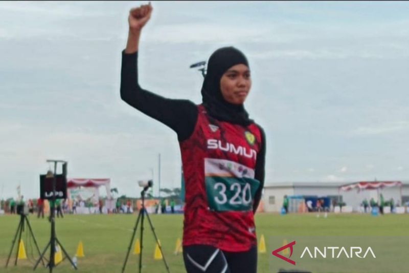 Runner Nella Agustin from North Sumatra took home three golds from the Aceh-North Sumatra National Sports Week (PON). (ANTARA/Juraidi)
