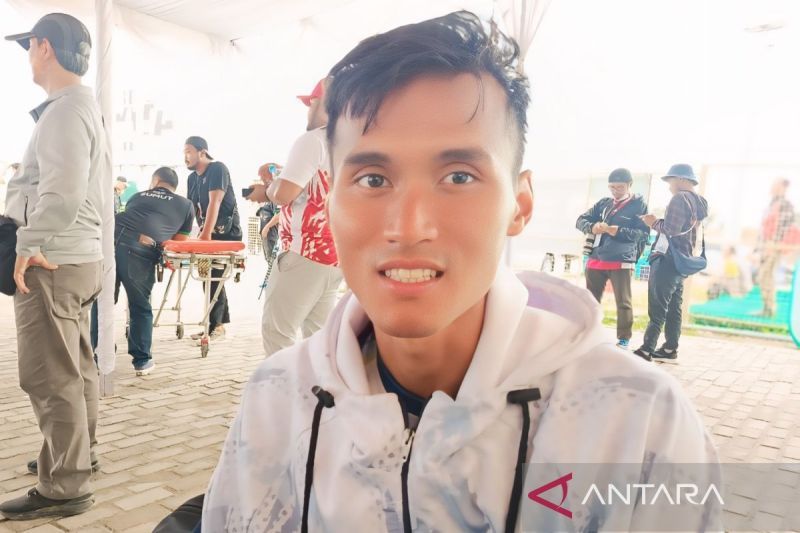 Pelari dari tim atletik Jawa Barat (Jabar) Pandu Sukarya, menjawab pertanyaan wartawan usai mengikuti nomor 3.000 meter halang rintang (steeplechase) putra, dalam PON XXI Aceh-Sumatera Utara 2024, di Stadion Madya Atletik Sumut Sport Center, Kabupaten Deli Serdang, Sumatera Utara, Selasa (17/9/2024). ANTARA/Donny Aditra