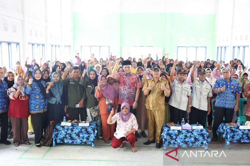 Foto bersama usai penyerahan bantuan sembako kepada masyarakat miskin di Desa Baturaja Bungin, Kabupaten Ogan Komering Ulu (OKU) Timur, Sumatera Selatan, Selasa (17/9/2024). ANTARA/HO-Diskominfo