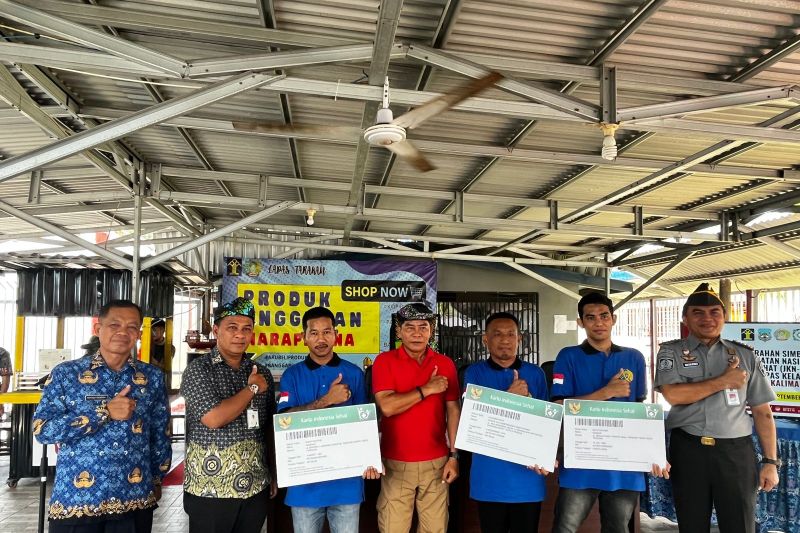 Gubernur Kalimantan Utara Zainal Arifin Paliwang didampingi Kepala Lembaga Pemasyarakatan Lapas Tarakan Sutarno menyerahkan secara simbolis Jaminan Kesehatan Nasional - Kartu Indonesia Sehat (JKN-KIS) pada Warga Binaan Pemasyarakatan (WBP) Tarakan, Selasa (17/9/2024). (ANTARA/HO-Humas Lapas Tarakan)