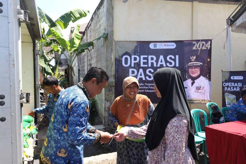 Kegiatan operasi pasar di Desa Jatigono, Kecamatan Kunir, Selasa (17/9/2024). ANTARA/HO-Diskominfo Lumajang