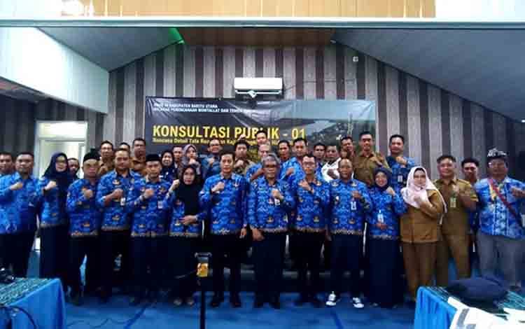 Pj Bupati Barito Utara, Drs Muhlis didampingi Kadis PUPR, M Iman Topik foto bersama dengan para peserta konsultasi publik 1 usai pembukaan di Senyiur Hotel, Selasa, 17 September 2024. (Foto: Dhani)